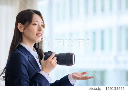 カメラを持つ女性 139158633
