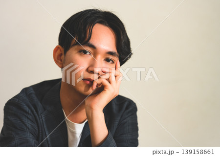 考え込む若い男性 考え込む若い男性 139158661