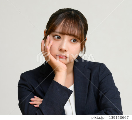 考え込む若い女性 139158667