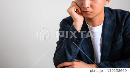 考え込む若い男性 考え込む若い男性 139158669