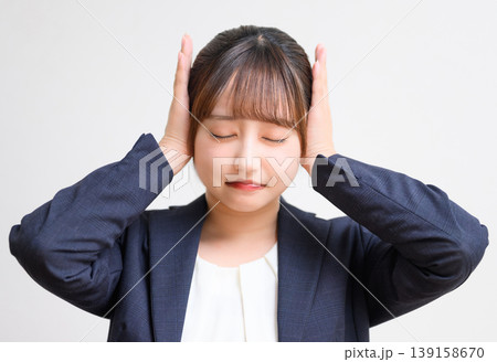 耳を塞ぐ女性 139158670