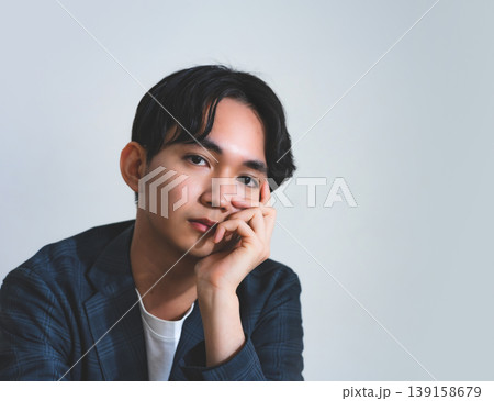 考え込む男性の顔 139158679
