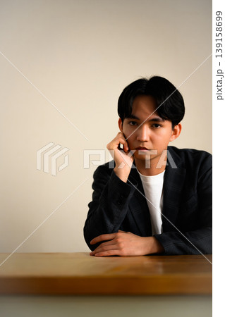 テーブルで考える若い男性 139158699