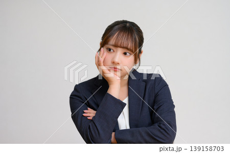 物思いにふける若い女性 139158703
