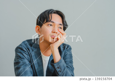 考え込む男性のポートレート 考え込む男性のポートレート 139158704
