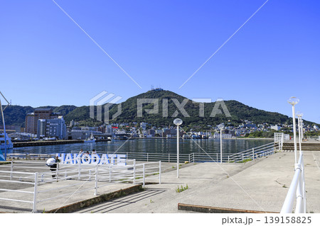 函館港に新設されたHAKODATE モニュメント 背景は函館山 函館港に新設されたHAKODATE モニュメント 背景は函館山 139158825