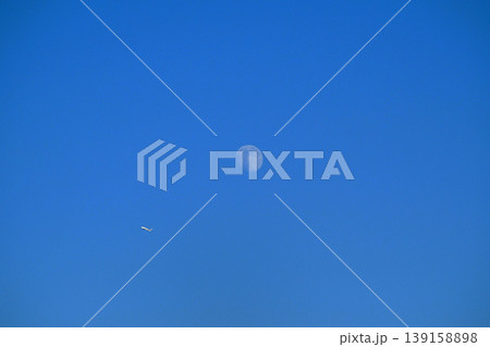 青空に月と飛行機 139158898