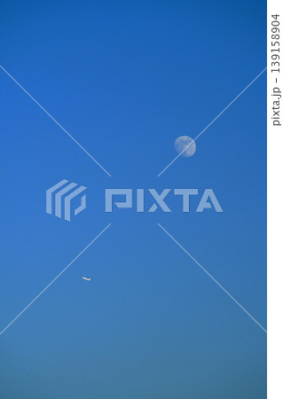 青空に月と飛行機 青空に月と飛行機 139158904