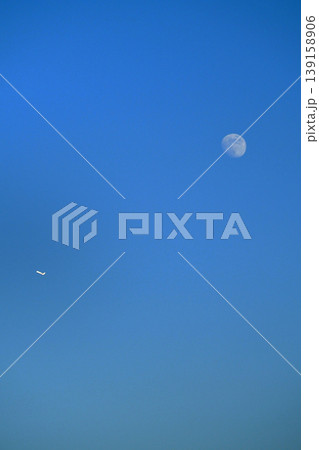 青空に月と飛行機 青空に月と飛行機 139158906