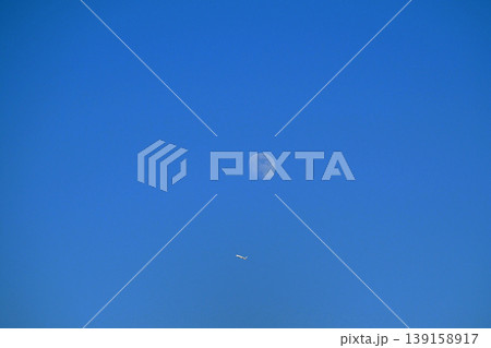 青空に月と飛行機 青空に月と飛行機 139158917