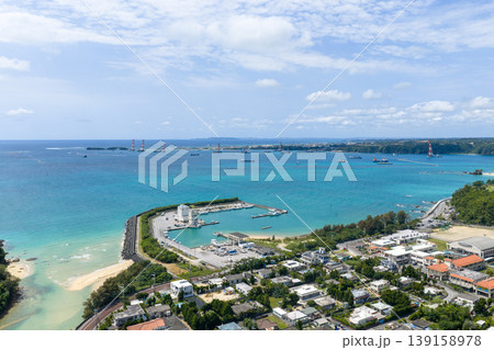 沖縄県大浦湾の漁港とエメラルドグリーンの海を空撮した写真 沖縄県大浦湾の漁港とエメラルドグリーンの海を空撮した写真 139158978