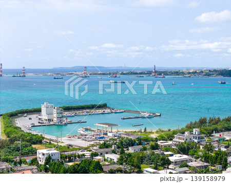 沖縄県大浦湾の漁港とエメラルドグリーンの海を空撮した写真 139158979