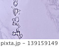 大理石の上に縦に散らばる水晶 139159149