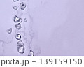 大理石の上に縦に散らばる水晶 139159150
