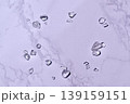 大理石の上に円に散らばる水晶 139159151