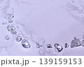 大理石の上に散らばる水晶 139159153
