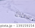 大理石の上に散らばる煌めく水晶 139159154