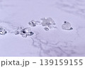 大理石の上に散らばる輝く水晶 139159155