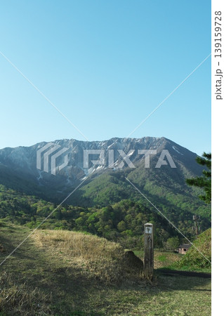 鳥取県の春の新緑と伯耆大山 139159728