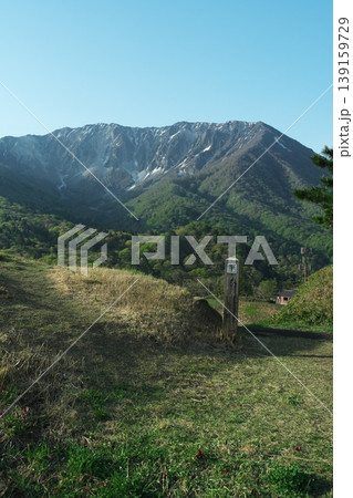 鳥取県の春の新緑と伯耆大山 139159729