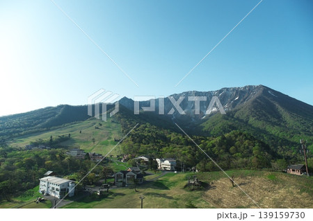鳥取県の春の新緑と伯耆大山 139159730