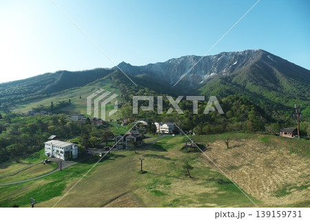 鳥取県の春の新緑と伯耆大山 139159731