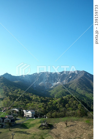 鳥取県の春の新緑と伯耆大山 139159733