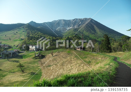鳥取県の春の新緑と伯耆大山 139159735