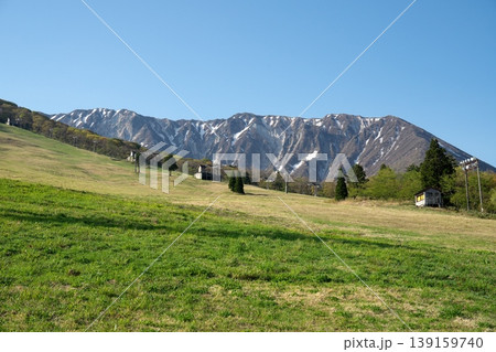 鳥取県の春の新緑と伯耆大山 鳥取県の春の新緑と伯耆大山 139159740