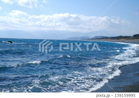 波が打ち寄せる相模湾の海岸と青空と雲 139159995