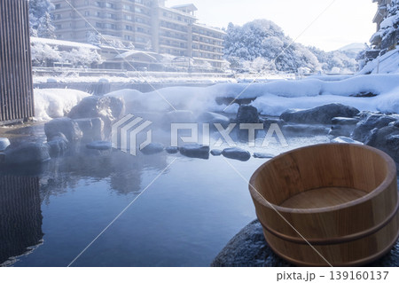 雪景色の三朝温泉 雪景色の三朝温泉 139160137