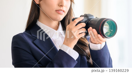 女性がカメラで撮影する様子 139160229