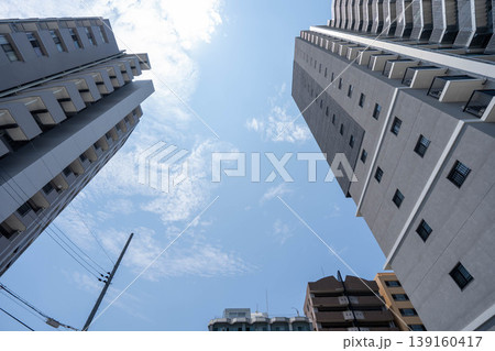 マンションの間から見える青空 139160417