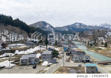 残雪の山々に囲まれた山形県肘折温泉の温泉街を4月に空撮した写真 残雪の山々に囲まれた山形県肘折温泉の温泉街を4月に空撮した写真 139160478