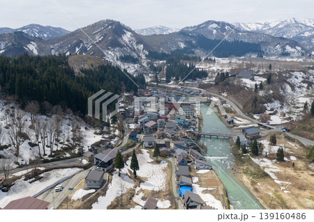 残雪の山々に囲まれた山形県肘折温泉の温泉街を4月に空撮した写真 残雪の山々に囲まれた山形県肘折温泉の温泉街を4月に空撮した写真 139160486