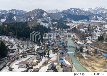 残雪の山々に囲まれた山形県肘折温泉の温泉街を4月に空撮した写真 残雪の山々に囲まれた山形県肘折温泉の温泉街を4月に空撮した写真 139160487