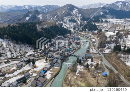 残雪の山々に囲まれた山形県肘折温泉の温泉街を4月に空撮した写真 残雪の山々に囲まれた山形県肘折温泉の温泉街を4月に空撮した写真 139160489