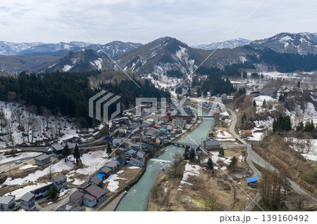 残雪の山々に囲まれた山形県肘折温泉の温泉街を4月に空撮した写真 残雪の山々に囲まれた山形県肘折温泉の温泉街を4月に空撮した写真 139160492