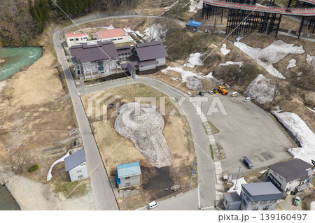 残雪の山々に囲まれた山形県肘折温泉の温泉街を4月に空撮した写真 残雪の山々に囲まれた山形県肘折温泉の温泉街を4月に空撮した写真 139160497