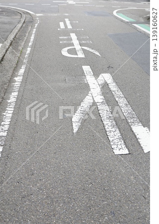 日本の道路の一時停止標示。白いペイント文字。止まれ表示 日本の道路の一時停止標示。白いペイント文字。止まれ表示 139160627