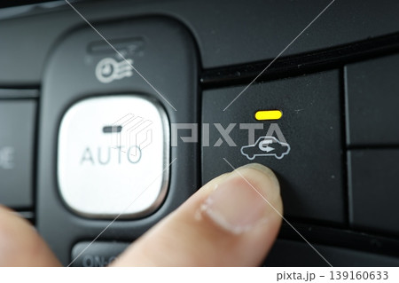 車のエアコン内気循環切り替えボタン。AUTO表示。イエローランプ点灯。 車のエアコン内気循環切り替えボタン。AUTO表示。イエローランプ点灯。 139160633