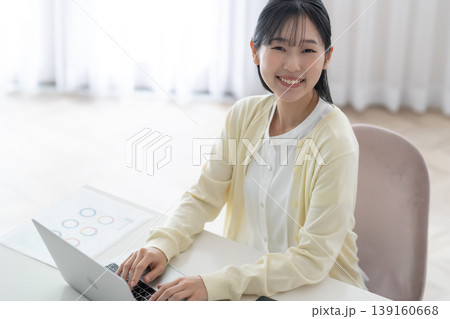 フリーランスや副業でノートパソコンを操作する若い女性 フリーランスや副業でノートパソコンを操作する若い女性 139160668