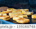 鉄板で焼いている厚揚げ 139160748
