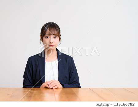 真剣な表情の女性 真剣な表情の女性 139160792