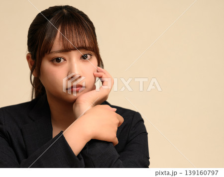 考え込む若い女性 考え込む若い女性 139160797
