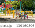 公園のブランコと自転車 139160806