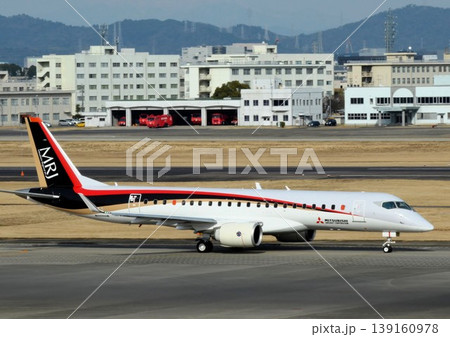滑走路へ向かう飛行機  三菱 MRJ 139160978