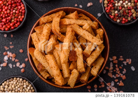 Croutons or crackers made from rye bread with garlic, salt, and spices. Croutons with salt 139161078