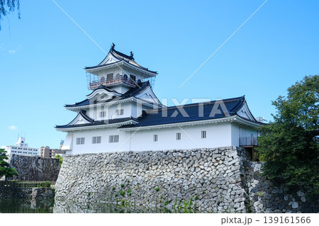 青空にそびえる白壁の天守閣と石垣 富山城 青空にそびえる白壁の天守閣と石垣 富山城 139161566