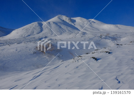 厳冬期の高山風景・ディープブルーの青空とシュカブラが刻まれた純白の雪山 厳冬期の高山風景・ディープブルーの青空とシュカブラが刻まれた純白の雪山 139161570